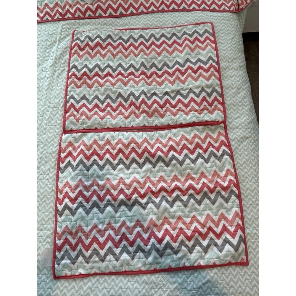 Full/Queen 3 Piece Reversible Quilt Set with Two Pillow Shams Bold Retro Chevron - Picture 6 of 14